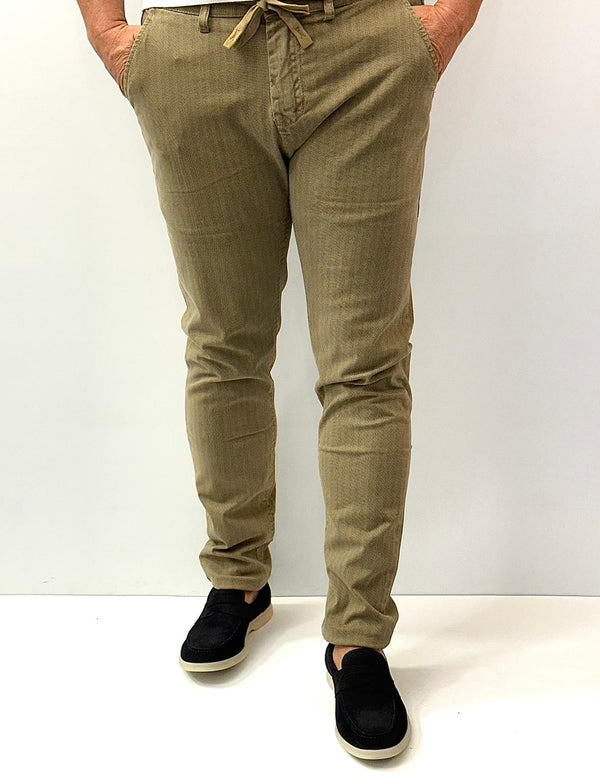 Pantaloni Alone chino con laccio